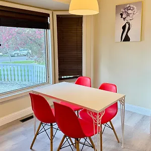 Guest house Gorgeous House&30 Second Bus Station Close C-train& Free Parking, Calgary